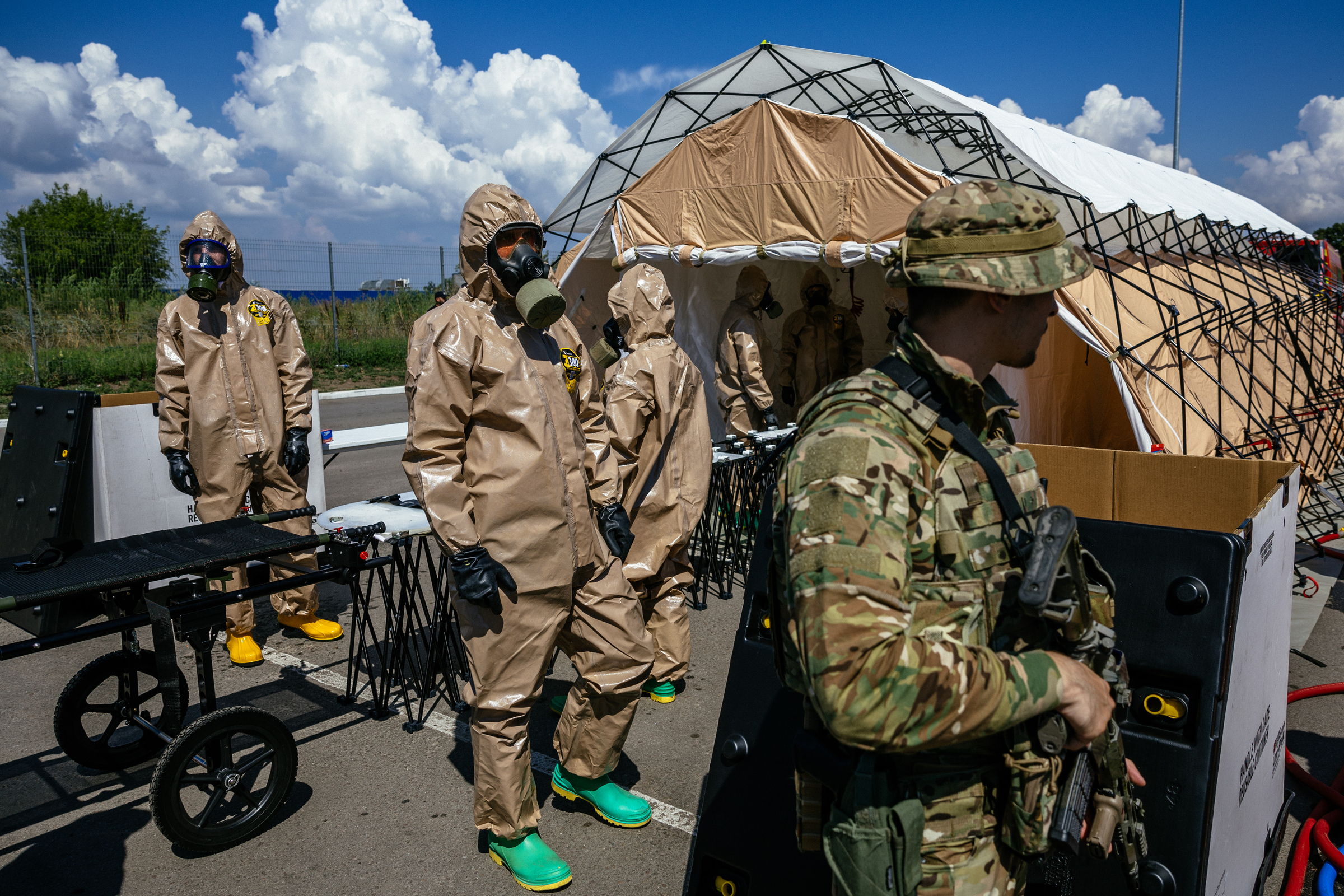 Nhân viên cứu hộ Ukraine diễn tập ứng phó sự cố hạt nhân ở tỉnh Zaporizhzhia hôm 17/8. Ảnh: AFP.