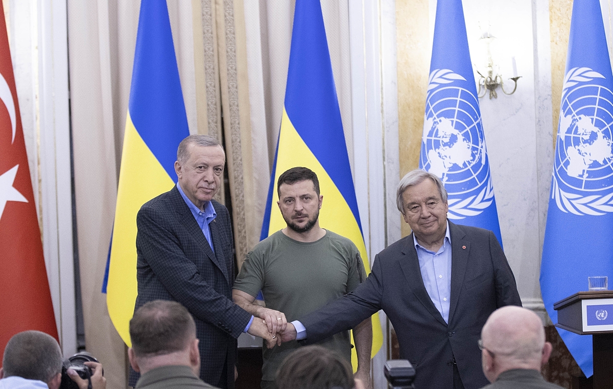 Tổng thống Thổ Nhĩ Kỳ Recep Tayyip Erdogan (trái), Tổng thống Ukraine Volodymyr Zelenskyy (giữa) và Tổng thư ký LHQ Antonio Guterres tại cuộc họp báo chung sau hội đàm ở Lviv ngày 18/8. Ảnh: AFP.