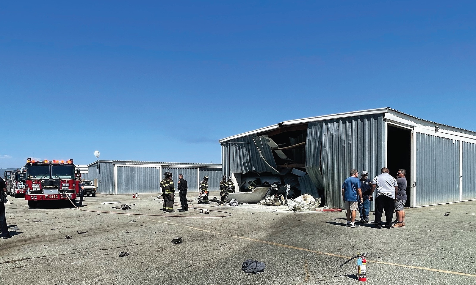 Hiện trường vụ va chạm máy bay ở sân bay thành phố Watsoneville thuộc bang California, Mỹ chiều 18/8. Ảnh: Twitter/ WatsonvilleCity