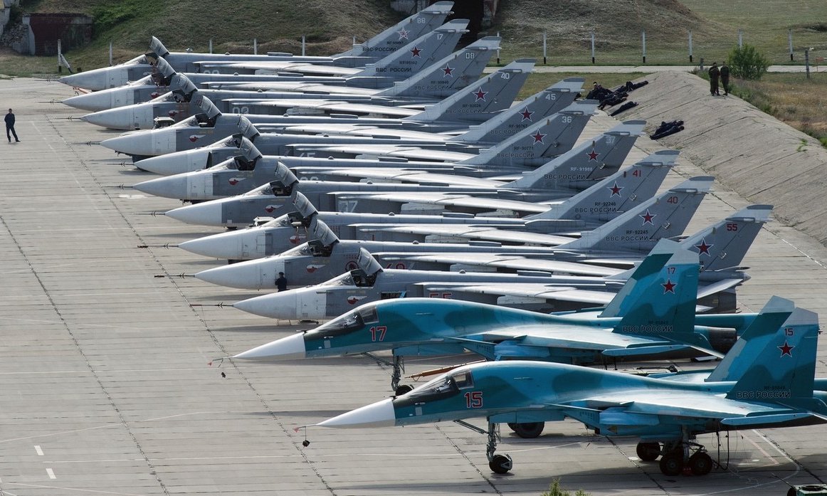 Cường kích Su-24 và tiêm kích bom Su-34 Nga tập kết tại sân bay Belbek hồi năm 2016. Ảnh: RT.