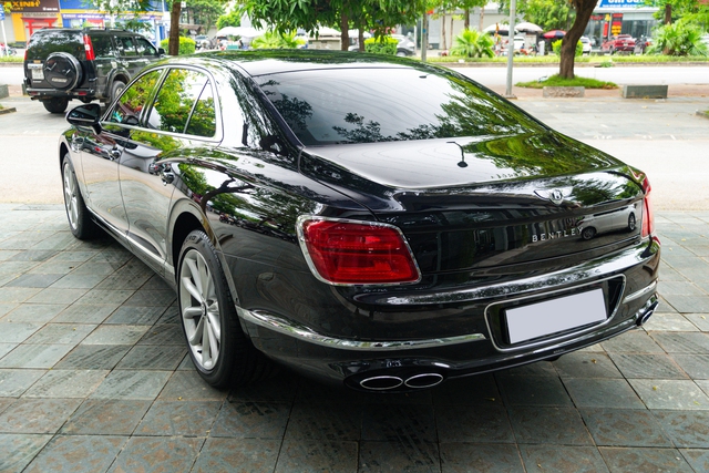 Bentley Flying Spur lăn bánh nhẹ 1.700 km giá 18,5 tỷ đồng - Ảnh 4.