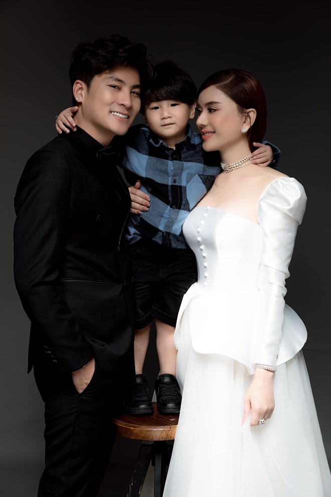Lâm Khánh Chi đăng ảnh tình tứ bên chồng cũ và con trai, thông báo tin vui về mối quan hệ - 3