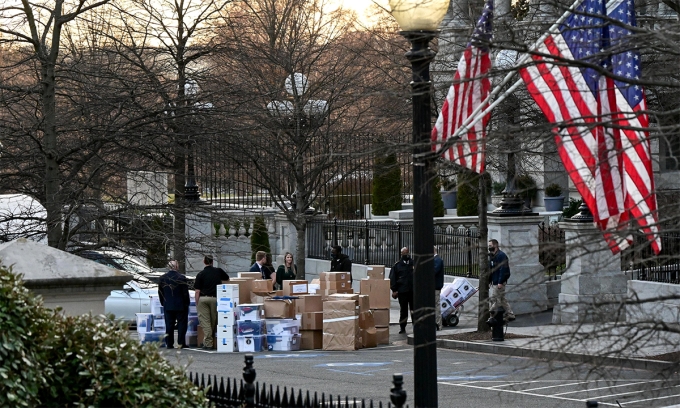 Những thùng đồ được chuyển khỏi Nhà Trắng trước khi Trump rời nhiệm sở ngày 14/1/2021. Ảnh: Reuters.