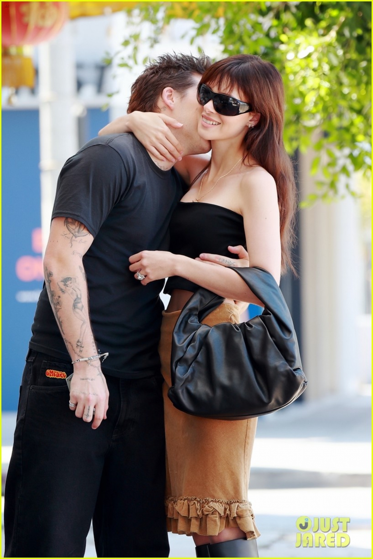 Con trai David Beckham ngọt ngào ôm hôn vợ xinh đẹp trên phố - Ảnh 4.