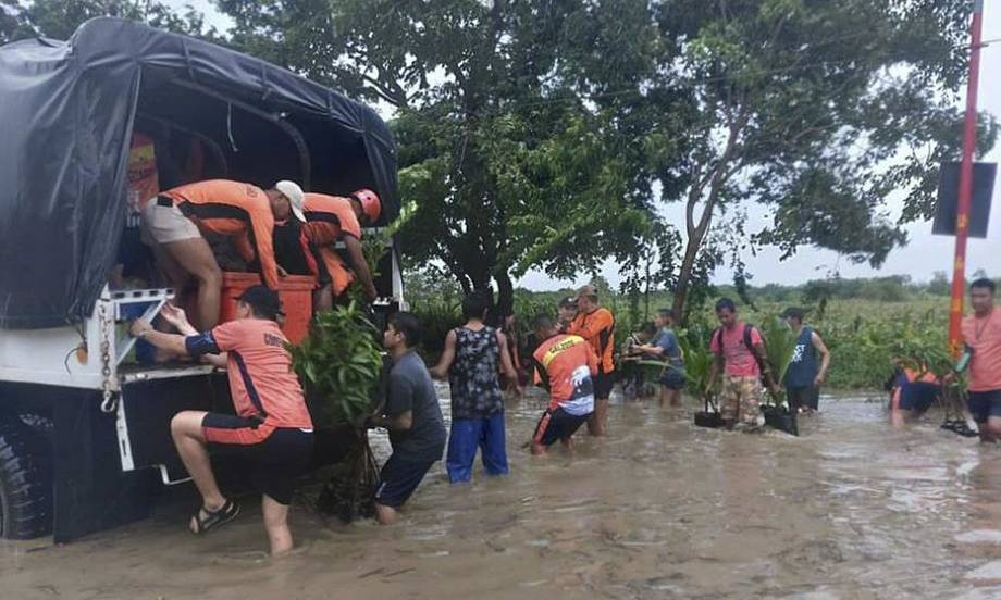 Lực lượng cứu hộ Philippines giúp dân sơ tán ở Tuguegarao, tỉnh Cagayan hôm 23/8. Ảnh: AP.