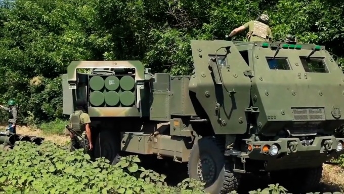 Xe phóng đạn HIMARS Ukraine triển khai chiến đấu hồi đầu tháng 7. Ảnh: Reuters.