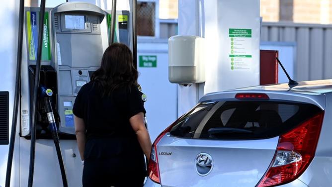 Recent data shows the price of fuel has fallen up to 50 cents a litre from the highs of June. (Bianca De Marchi/AAP PHOTOS)