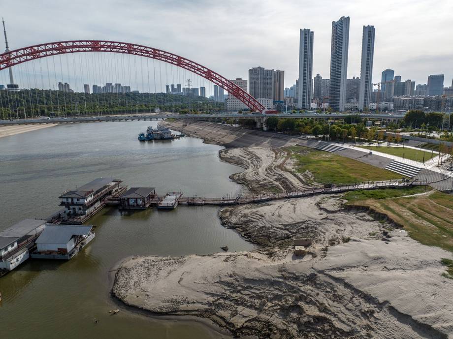 Bờ sông Dương Tử ở Vũ Hán vào ngày 22/8. Ảnh: Bloomberg