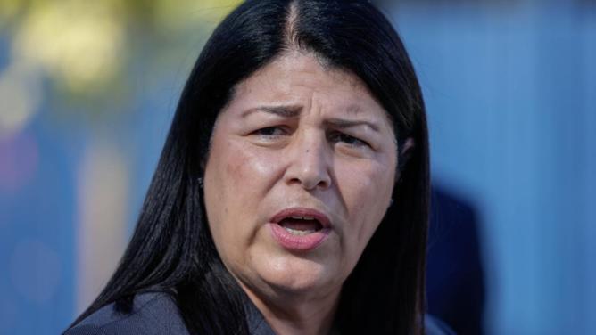 Queensland decided not to take sack teachers who refused to get vaccinated, Grace Grace said. (Russell Freeman/AAP PHOTOS)