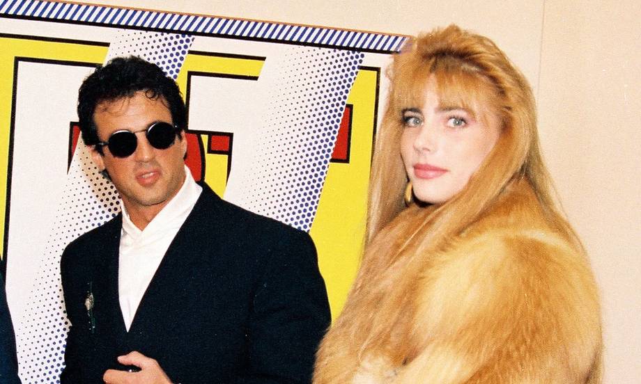 Jennifer Flavin gặp Sylvester Stallone lần đầu tại Hollywood (Mỹ) khi cô mới 19 tuổi. Hai người trở nên thân thiết và công khai tình cảm hai năm sau đó. Tuy nhiên, sau bốn năm yêu, Stallone chấm dứt mối quan hệ qua một bức thư gửi bạn gái và bắt đầu hẹn hò người mẫu Janice Dickinson năm 1994.