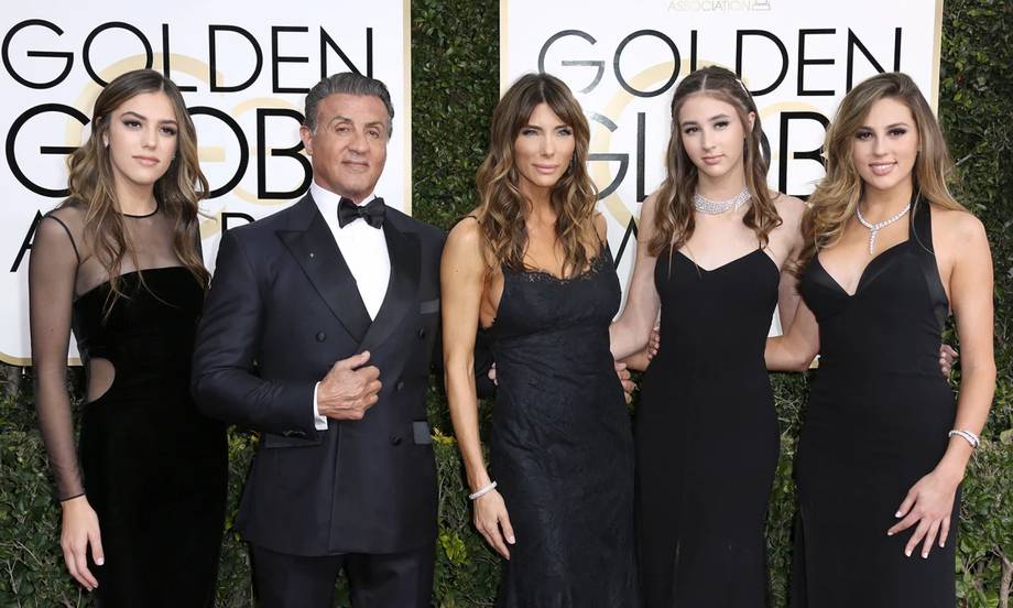 Cặp sao đưa ba con gái tới dự lễ trao giải Quả Cầu Vàng 2017. Ba ái nữ nhà Stallone được khen thừa hưởng vẻ đẹp của cha mẹ. Trong đó, Sistine Stallone (trái) nối nghiệp mẹ theo nghề người mẫu, từng tham gia show của nhiều nhà mốt lớn như Channel.