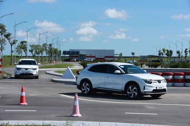 VinFast trình diễn công nghệ trợ lái nâng cao: Buông vô lăng ở 120km/h, xe tự đánh lái - Ảnh 3.