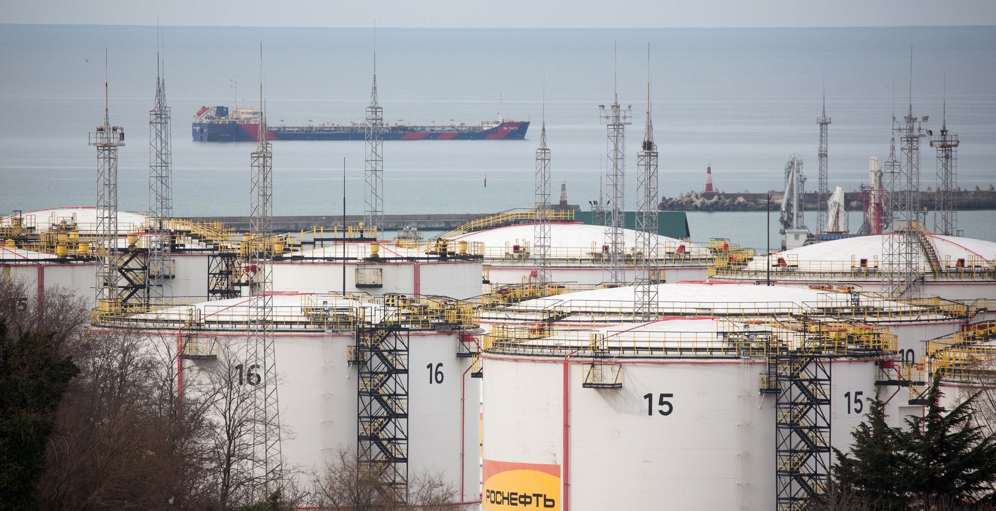 Các bồn chứa dầu tại nhà máy lọc dầu RN-Tuapsinsky của Rosneft Oil ở Tuapse, Nga. Ảnh: Bloomberg