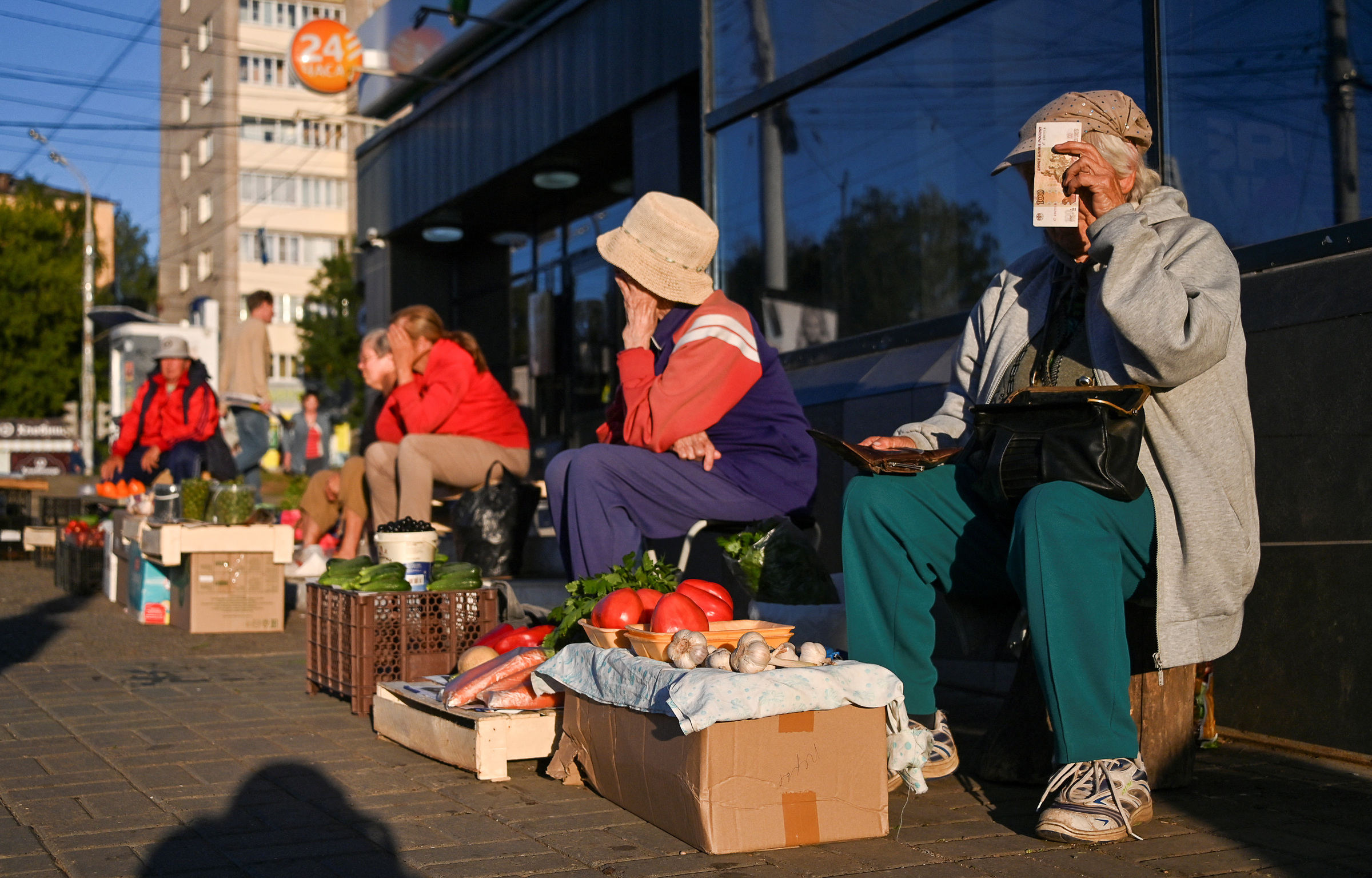 Những người bán rau quả tại một con phố ở Izhevsk, Nga hôm 19/8. Ảnh: Reuters.