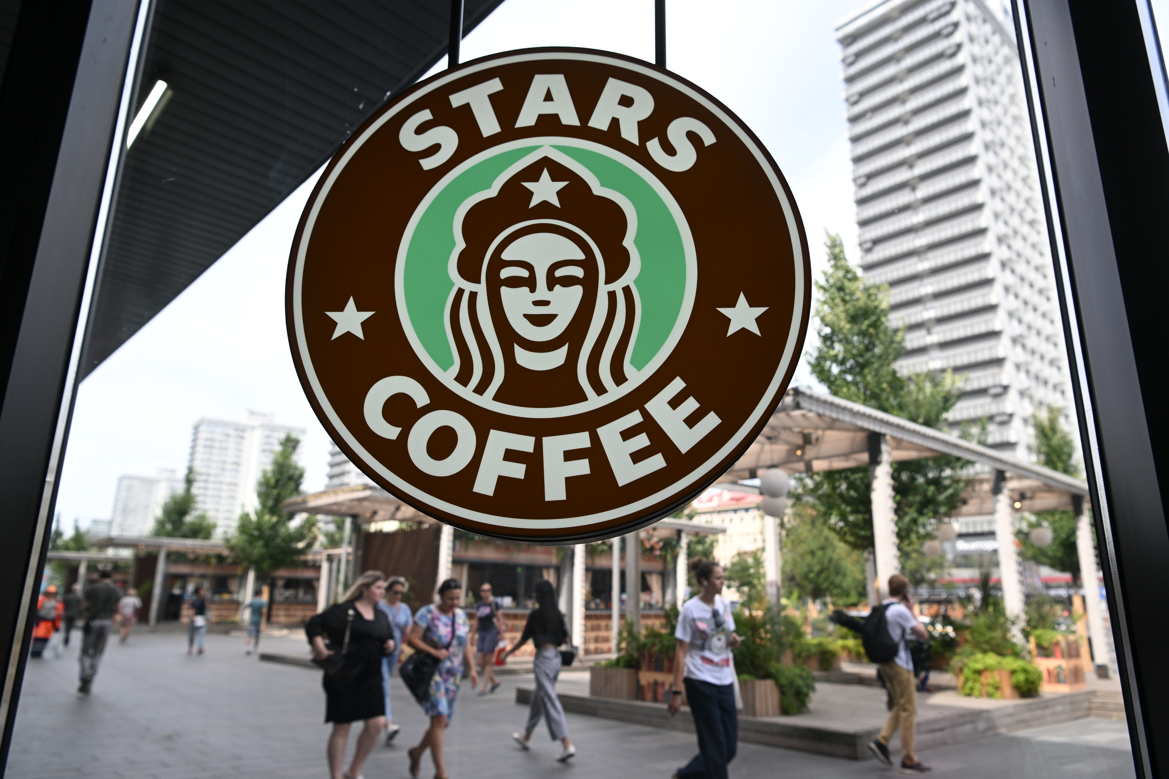Logo Stars Coffee tại cửa hàng mới khai trương ở Moskva, thủ đô Nga, ngày 19/8. Ảnh: AFP.