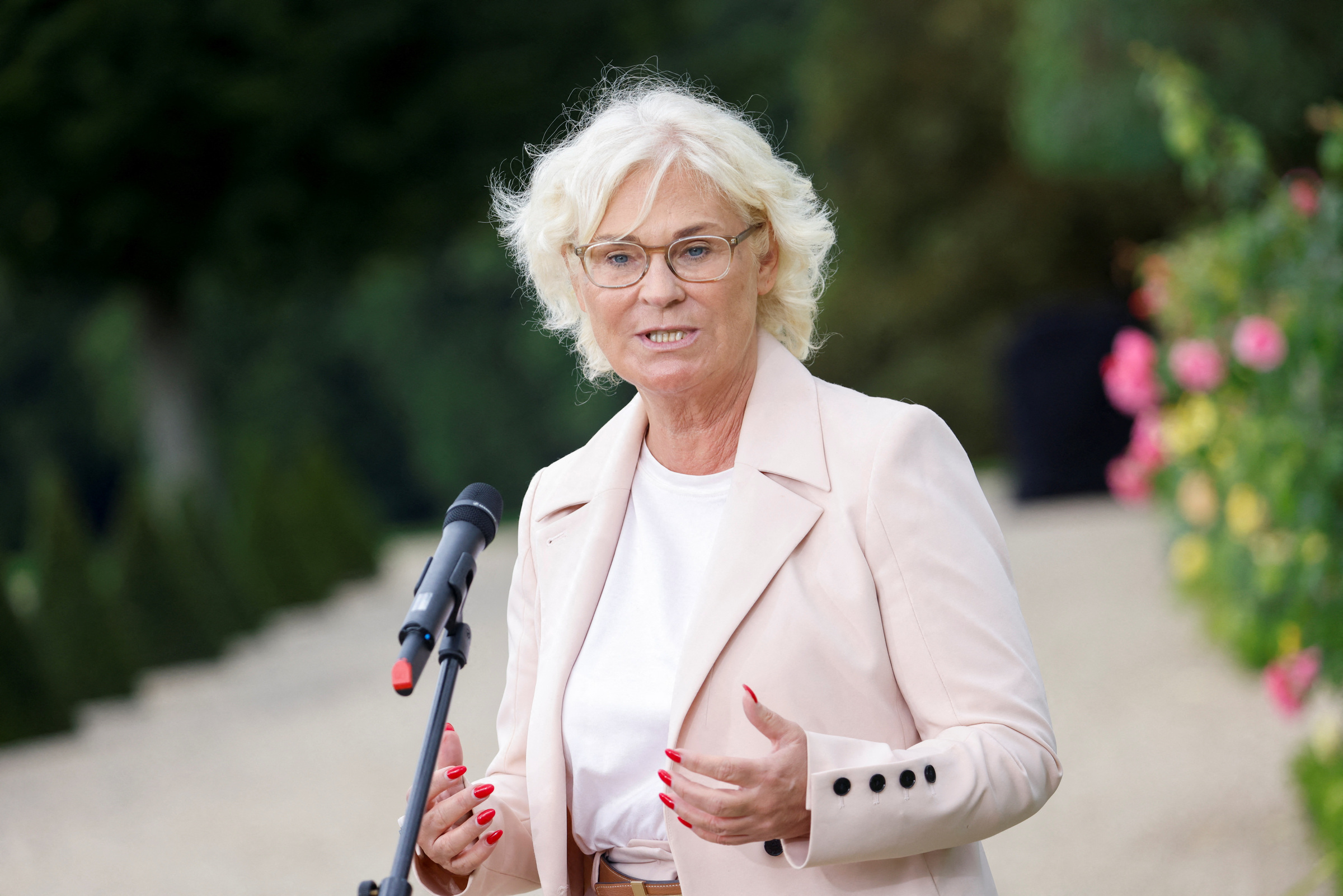 Bộ trưởng Quốc phòng Đức Christine Lambrecht phát biểu tại nhà khách chính phủ Schloss Meseberg gần thị trấn Gransee, bang Brandenburg, ngày 30/8. Ảnh: Reuters.