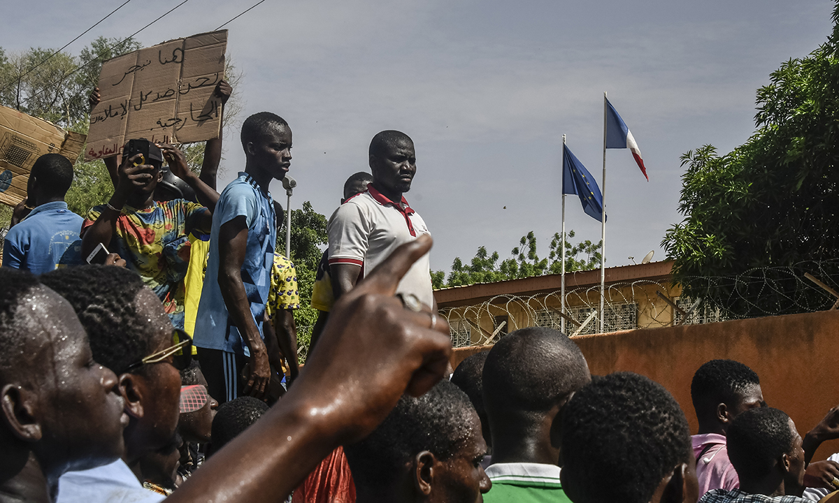 Người biểu tình Niger bên ngoài đại sứ quán Pháp ở thủ đô Niamey ngày 30/7. Ảnh: AFP