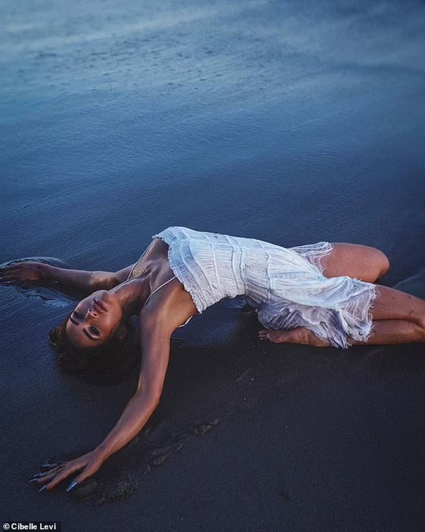 Minh tinh Megan Fox quyến rũ trên bãi cát - Ảnh 3.