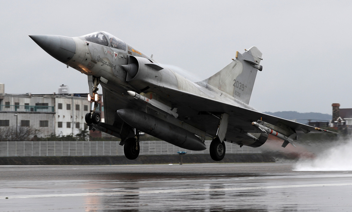 Tiêm kích Mirage 2000 Đài Loan cất cánh diễn tập hồi năm 2019. Ảnh: Reuters