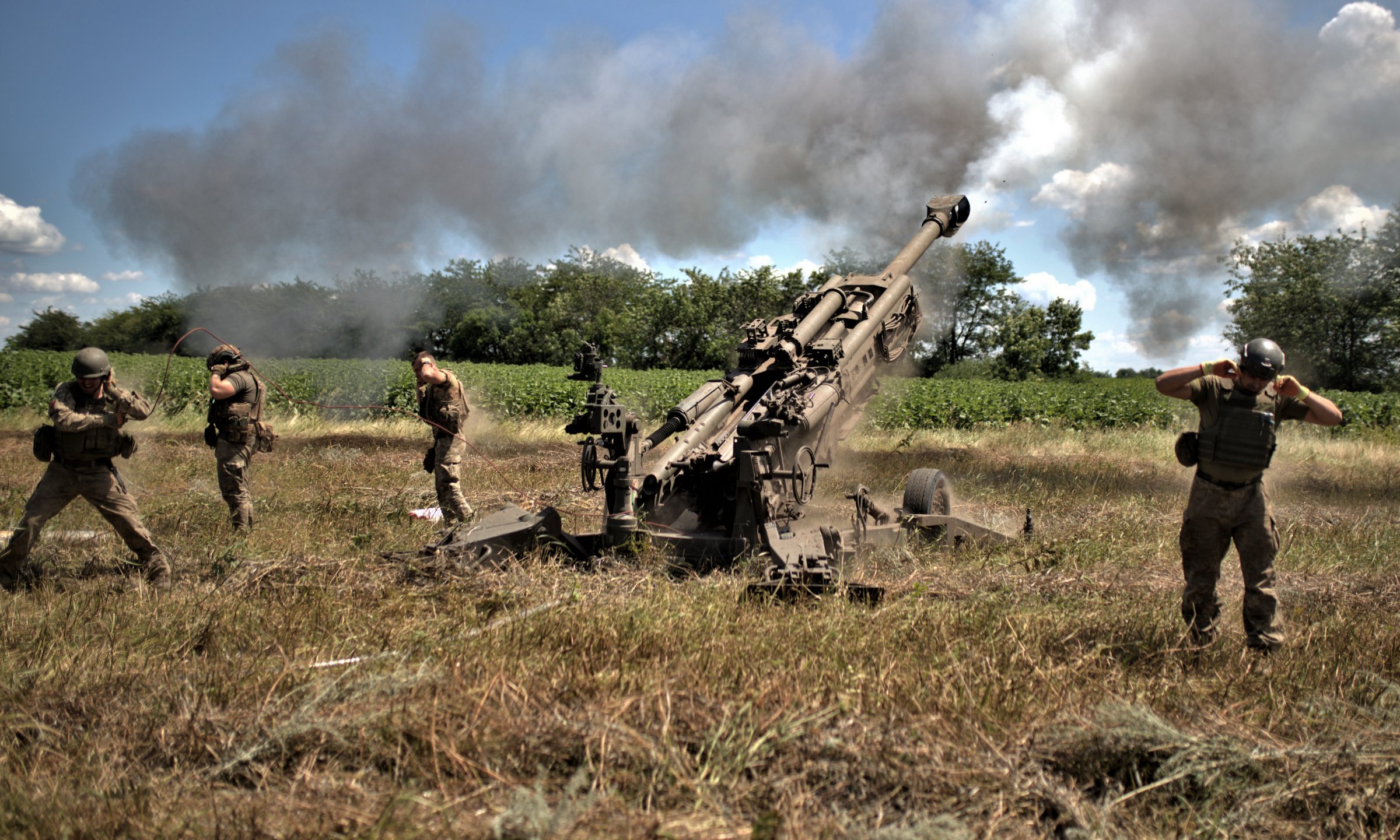 Pháo binh Ukraine tham chiến tại mặt trận Zaporizhzhia hôm 16/7. Ảnh: AFP