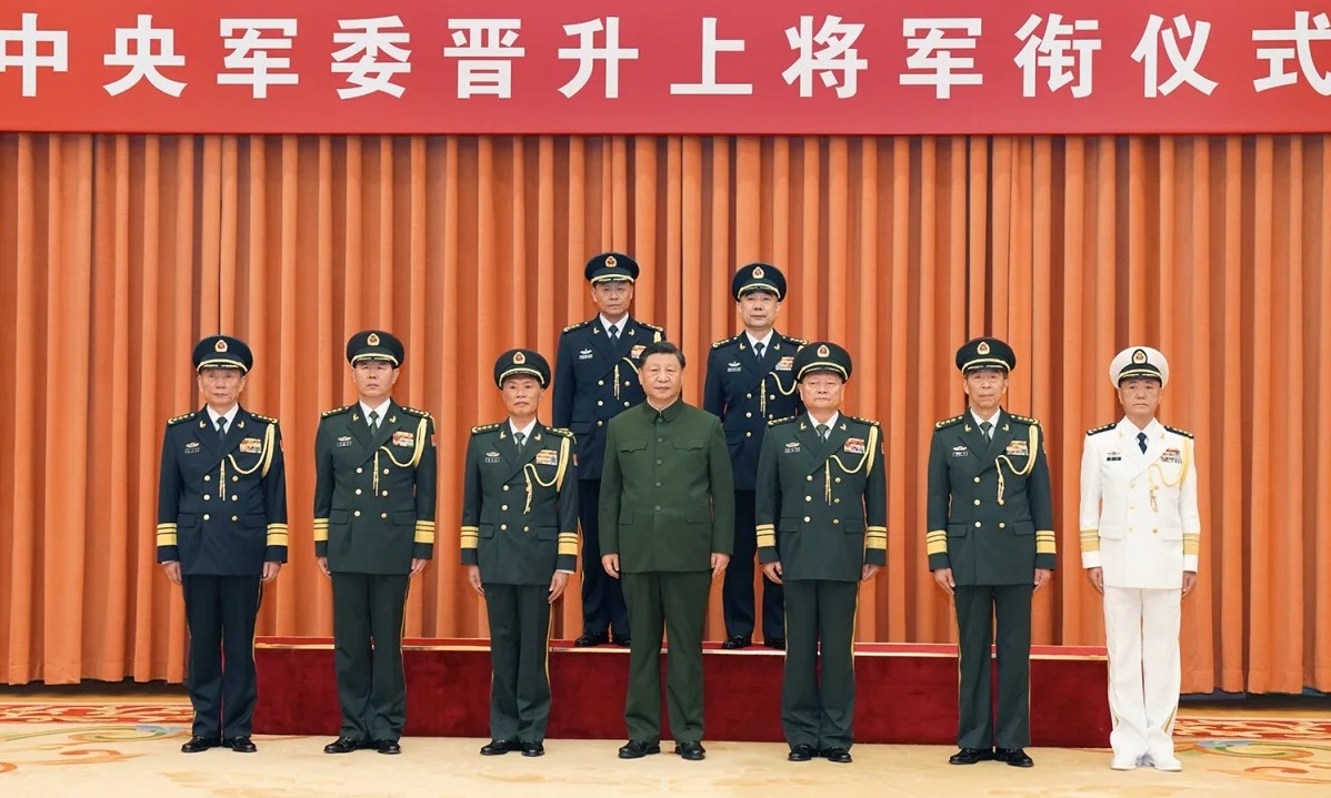 Chủ tịch Trung Quốc Tập Cận Bình (giữa, hàng trước) cùng tân Tư lệnh PLARF Vương Hậu Bân (trái, hàng sau) và Chính ủy Từ Tây Thịnh (phải, hàng sau) tại Bắc Kinh ngày 31/7. Ảnh: Xinhua