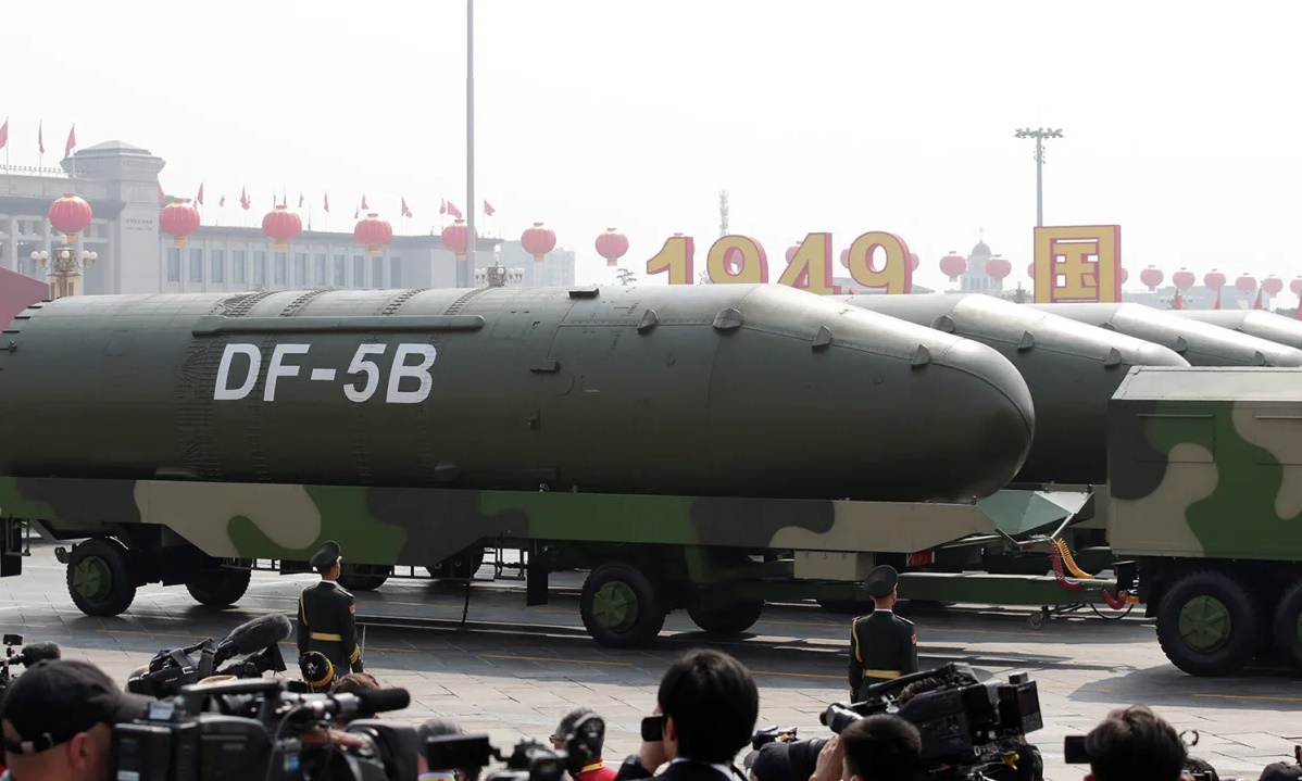 Xe quân sự mang tên lửa đạn đạo xuyên lục địa DF-5B đi qua Quảng trường Thiên An Môn trong cuộc duyệt binh kỷ niệm 70 năm Quốc khánh Trung Quốc tại Bắc Kinh hồi năm 2019. Ảnh: Reuters