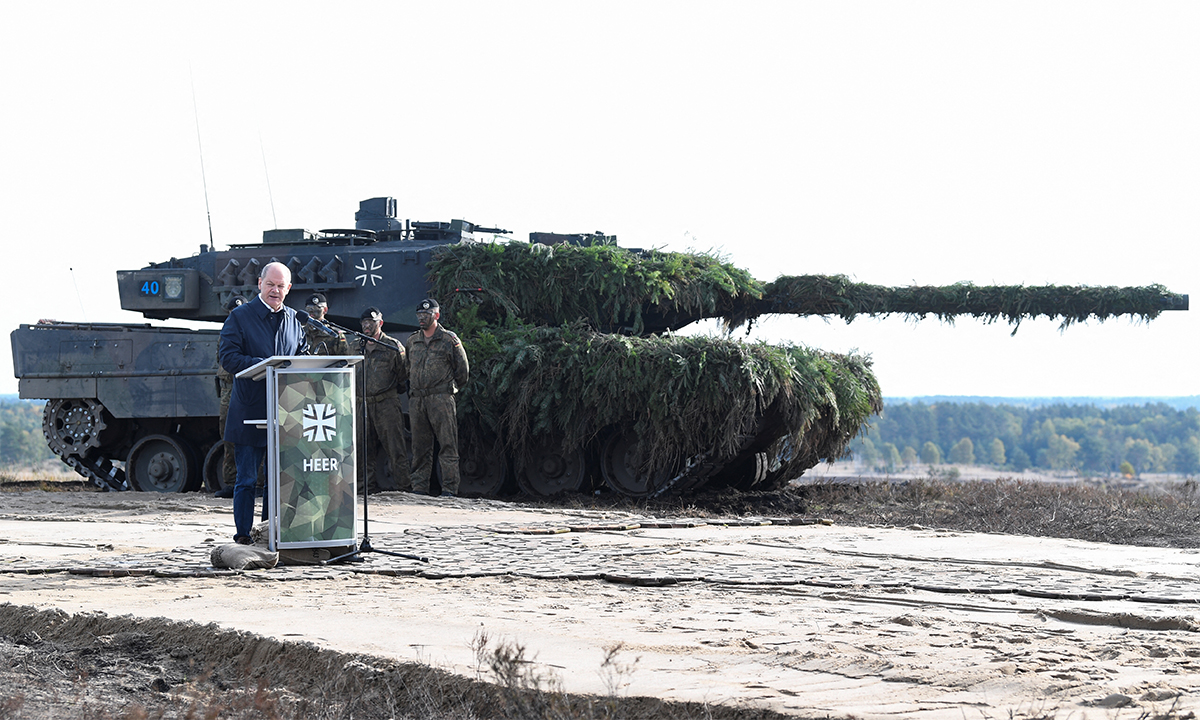 Thủ tướng Scholz phát biểu trước xe tăng Leopard 2 tại căn cứ quân sự ở Bergen tháng 10/2022. Ảnh: Reuters