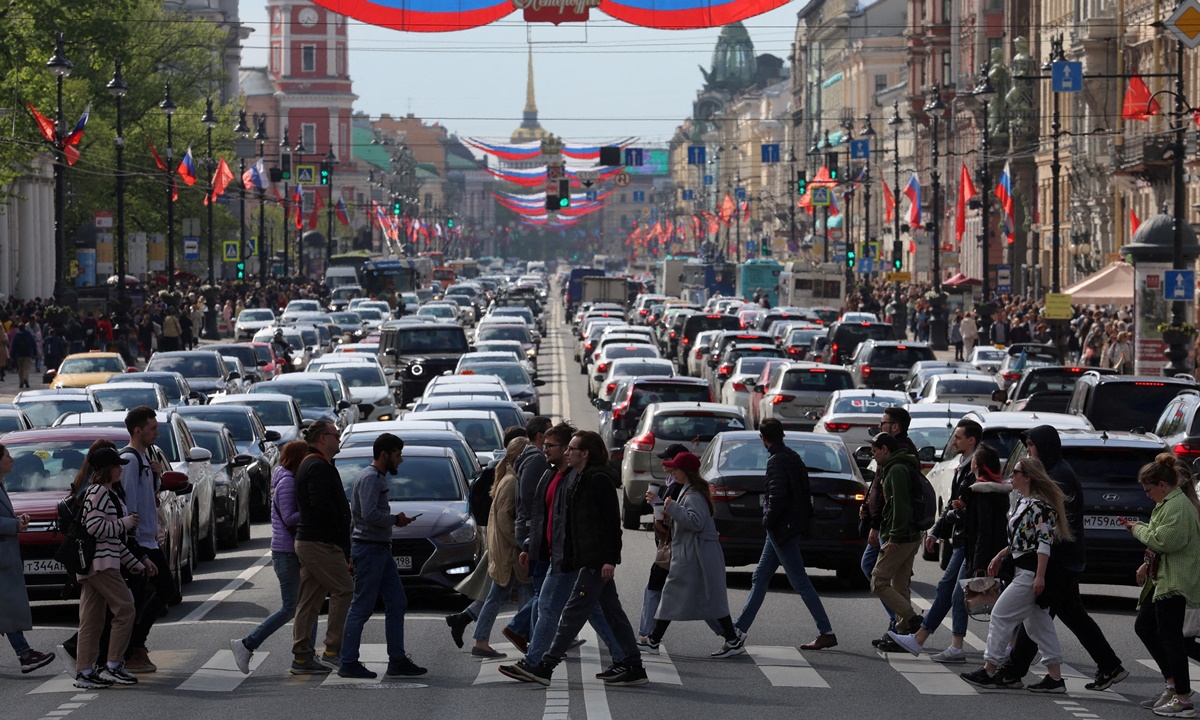 Người đi bộ băng qua đại lộ Nevsky ở trung tâm thành phố Saint Petersburg, Nga, hồi tháng 5 năm ngoái. Ảnh: Reuters