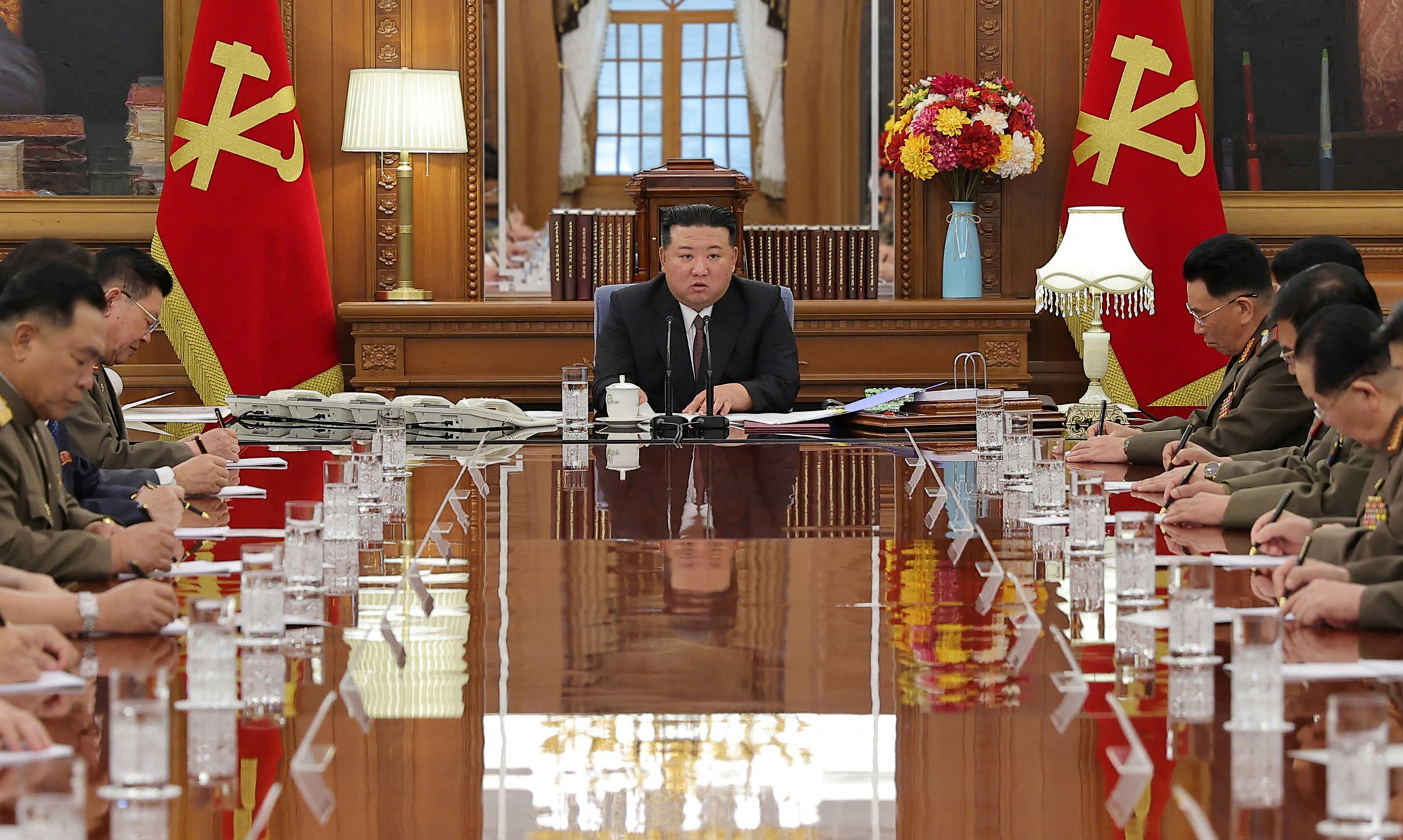 Ông Kim Jong-un trong cuộc họp Quân ủy Trung ương đảng Lao động Triều Tiên hôm 9/8. Ảnh: Reuters