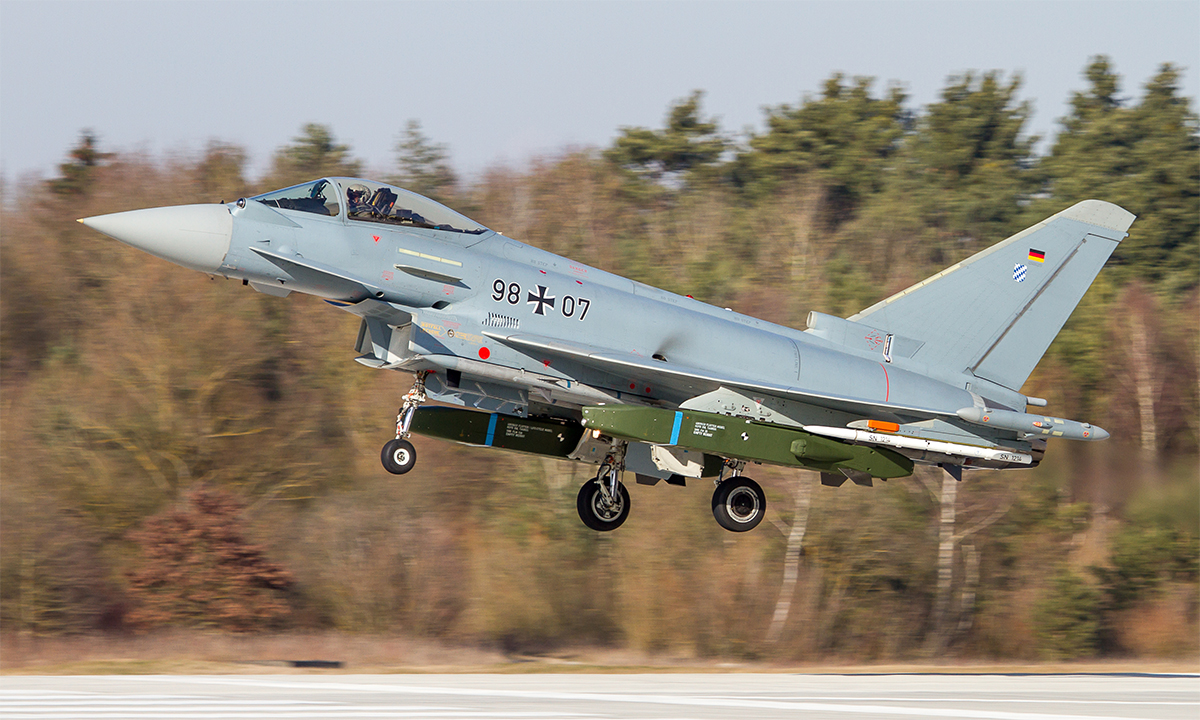 Tiêm kích Typhoon của Đức mang tên lửa hành trình Taurus KEPD 350 cất cánh từ một sân bay vào tháng 2/2014. Ảnh: Wikimedia
