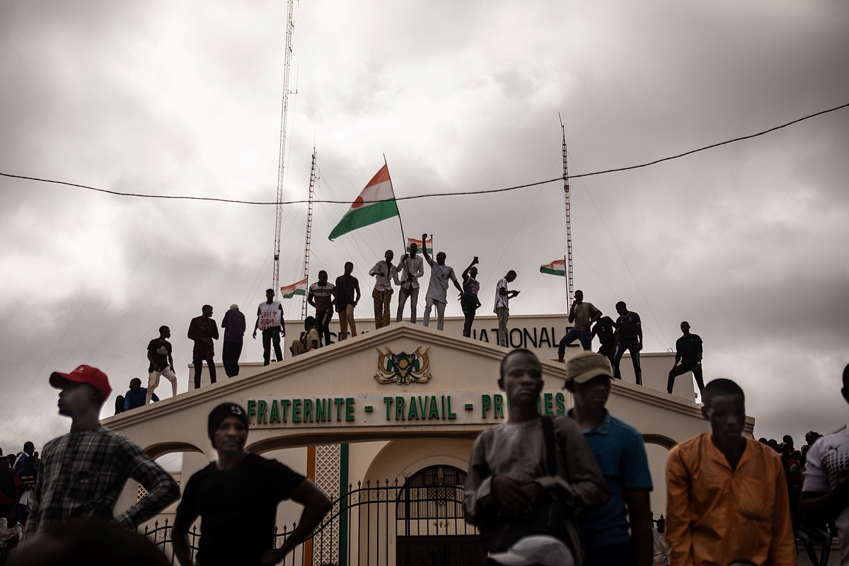 Người biểu tình ủng hộ đảo chính cầm cờ Niger trong cuộc biểu tình ở thủ đô Niamey ngày 3/8. Ảnh: AFP