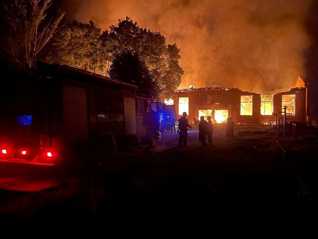 Một cơ sở bị hỏa hoạn do giao tranh ở thành phố Kupiansk, tỉnh Kharkov, đông bắc Ukraine ngày 5/8. Ảnh: Reuters