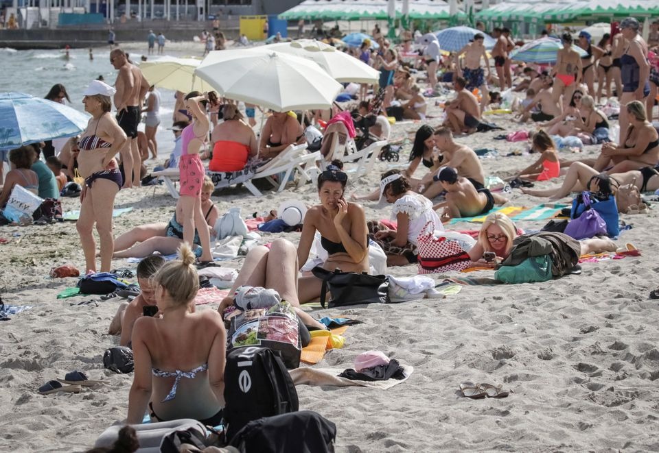 Người dân thư giãn bên bãi biển ở Odesa ngày 10/8. Ảnh: Reuters