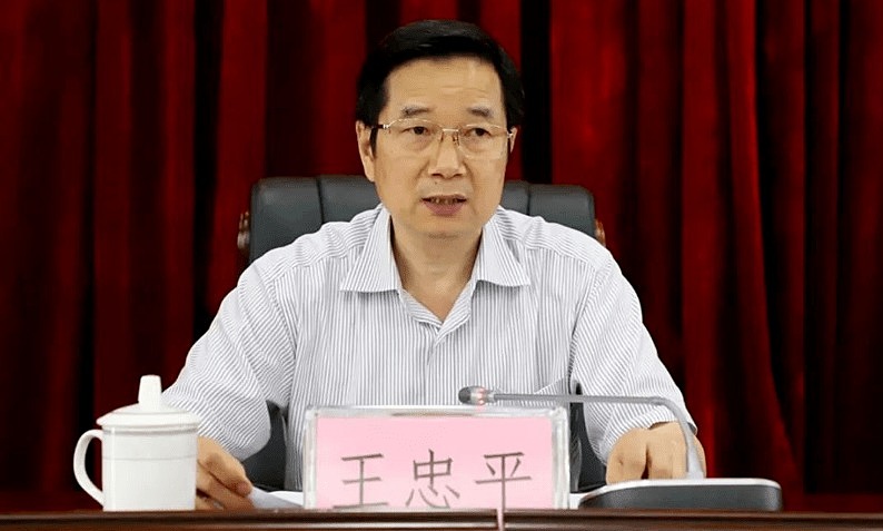 Vương Trung Bình, 61 tuổi,  bí thư đảng ủy kiêm giám đốc sở bảo hiểm y tế tỉnh Quảng Tây, ngày 7/8 bị xét xử cáo buộc nhận hối lộ hơn 17 triệu tệ (2,35 triệu USD). Ảnh: Sina