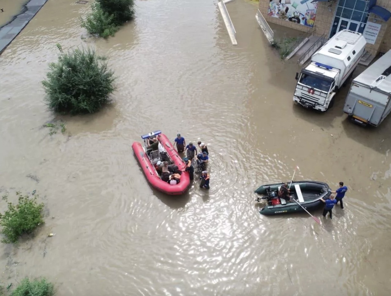 Nhân viên cứu hộ được triển khai đến các vùng ngập lụt của tỉnh Primorye, vùng Viễn Đông nước Nga, vào ngày 12/8. Ảnh: Bộ Tình huống Khẩn cấp Nga.