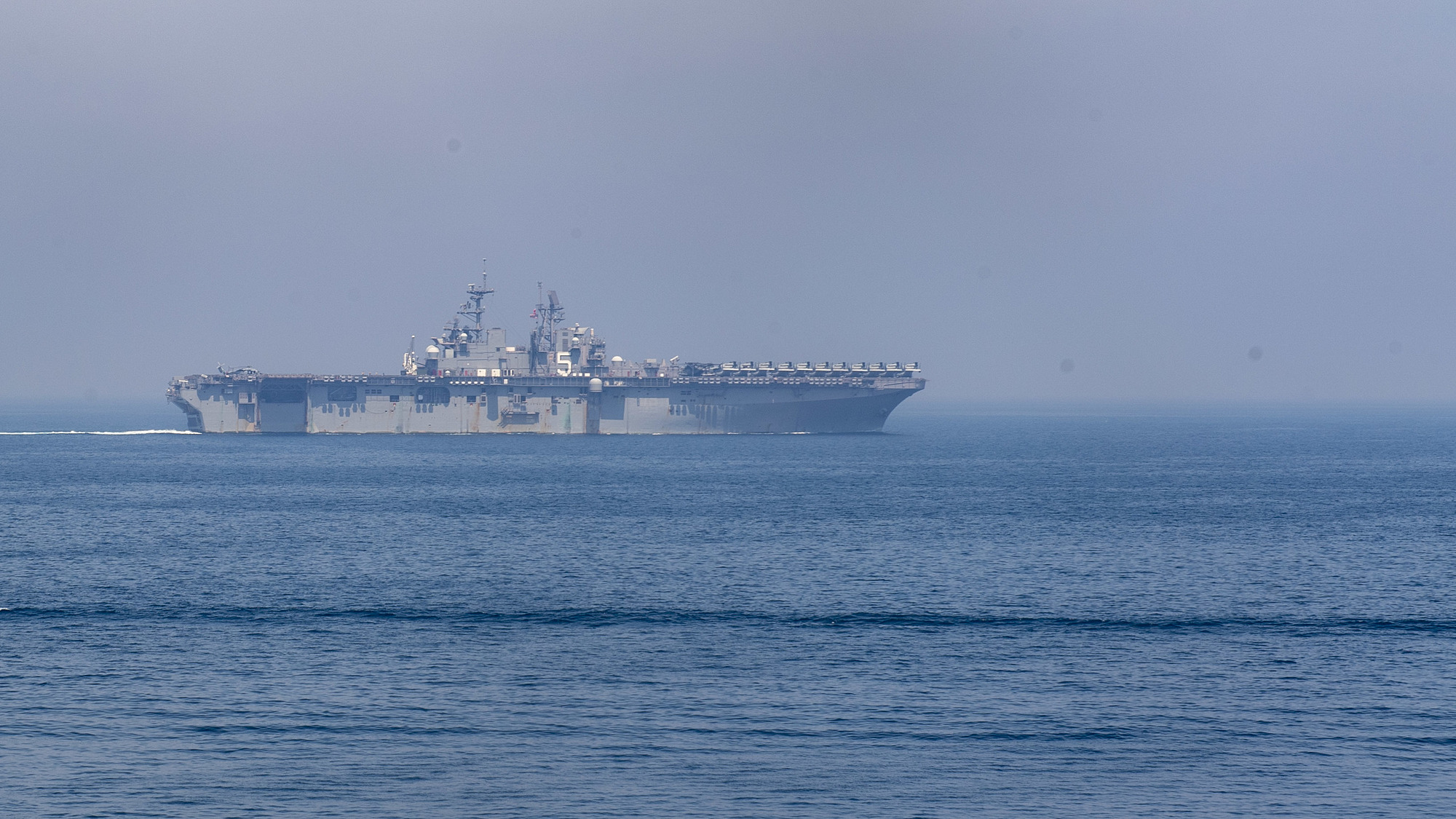 Tàu sân bay đổ bộ USS Bataan của hải quân Mỹ hoạt động ở Vùng Vịnh vào năm 2020. Ảnh: US Navy