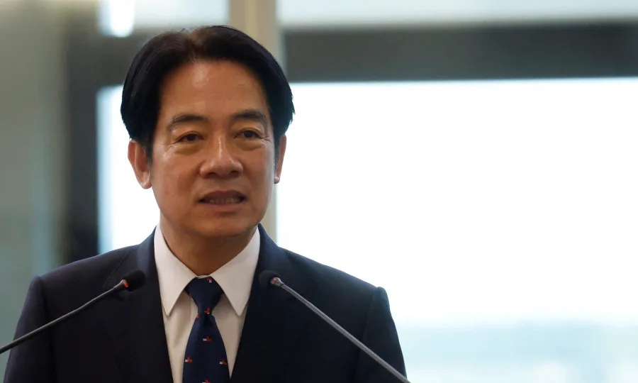 Phó lãnh đạo Đài Loan Lại Thanh Đức phát biểu tại sân bay quốc tế Đào Viên trước khi lên đường tới Mỹ ngày 12/8. Ảnh: Reuters