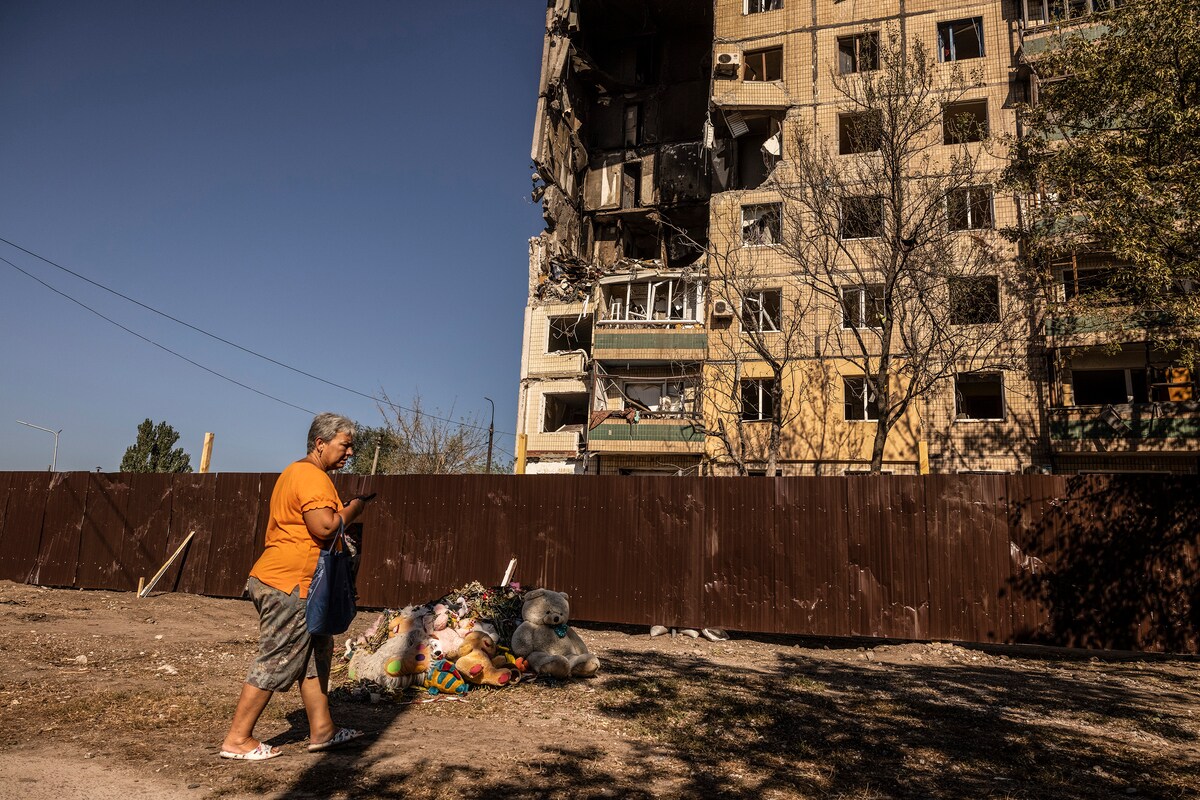 Bác sĩ Valeriya Maslyanyk đứng bên ngoài một tòa nhà bị phá hủy ở Kryvyi Rih. Ảnh: Washington Post