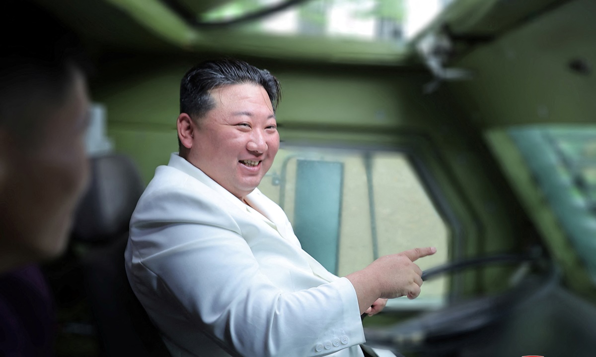 Lãnh đạo Triều Tiên Kim Jong-un lái thử xe bọc thép chiến đấu trong chuyến thị sát các nhà máy vũ khí hồi tuần trước. Ảnh: KCNA