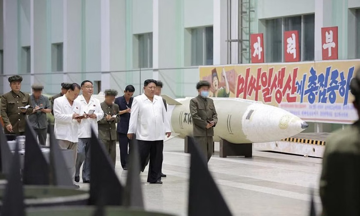 Lãnh đạo Triều Tiên Kim Jong-un thăm cơ sở sản xuất tên lửa chiến lược hồi tuần trước. Ảnh: KCNA