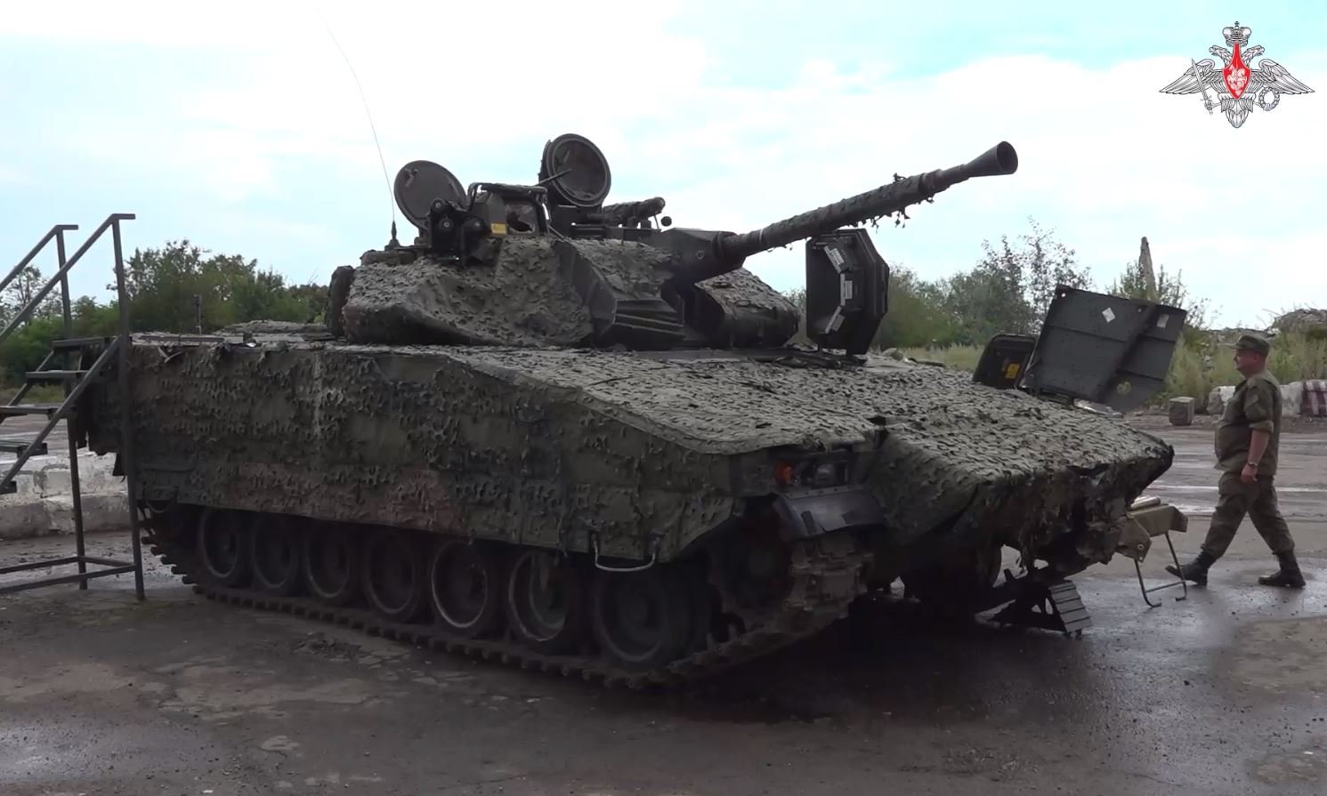 Xe thiết giáp CV90 bị lực lượng Nga thu giữ và trưng bày trong chuyến thị sát của ông Shoigu ngày 4/8. Ảnh: BQP Nga