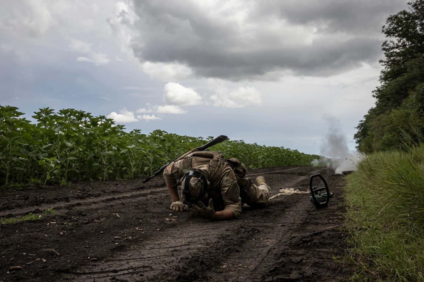 Lính Ukraine đang phá mìn chống tăng. Ảnh: Washington Post