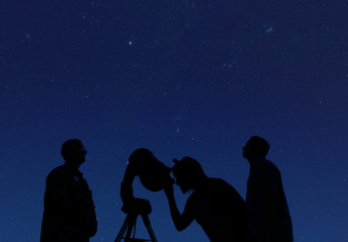 Các dịch vụ vui chơi giải trí về đêm như chụp ảnh đồi thiên văn tại Mỹ trở nên đắt khách. Ảnh: WSJ