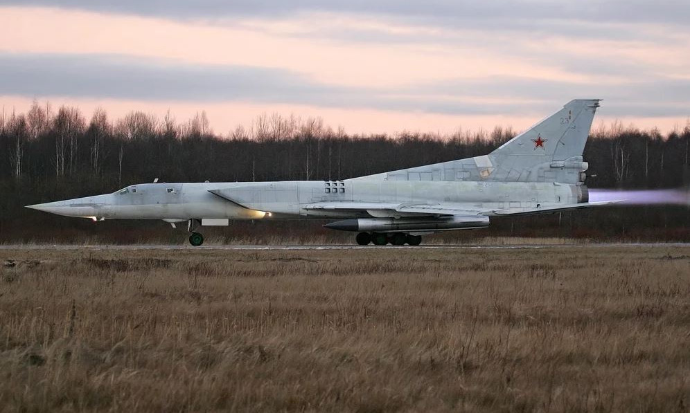 Oanh tạc cơ Tu-22M3 Nga cất cánh với tên lửa Kh-22 hồi năm 2017. Ảnh: Russian Planes