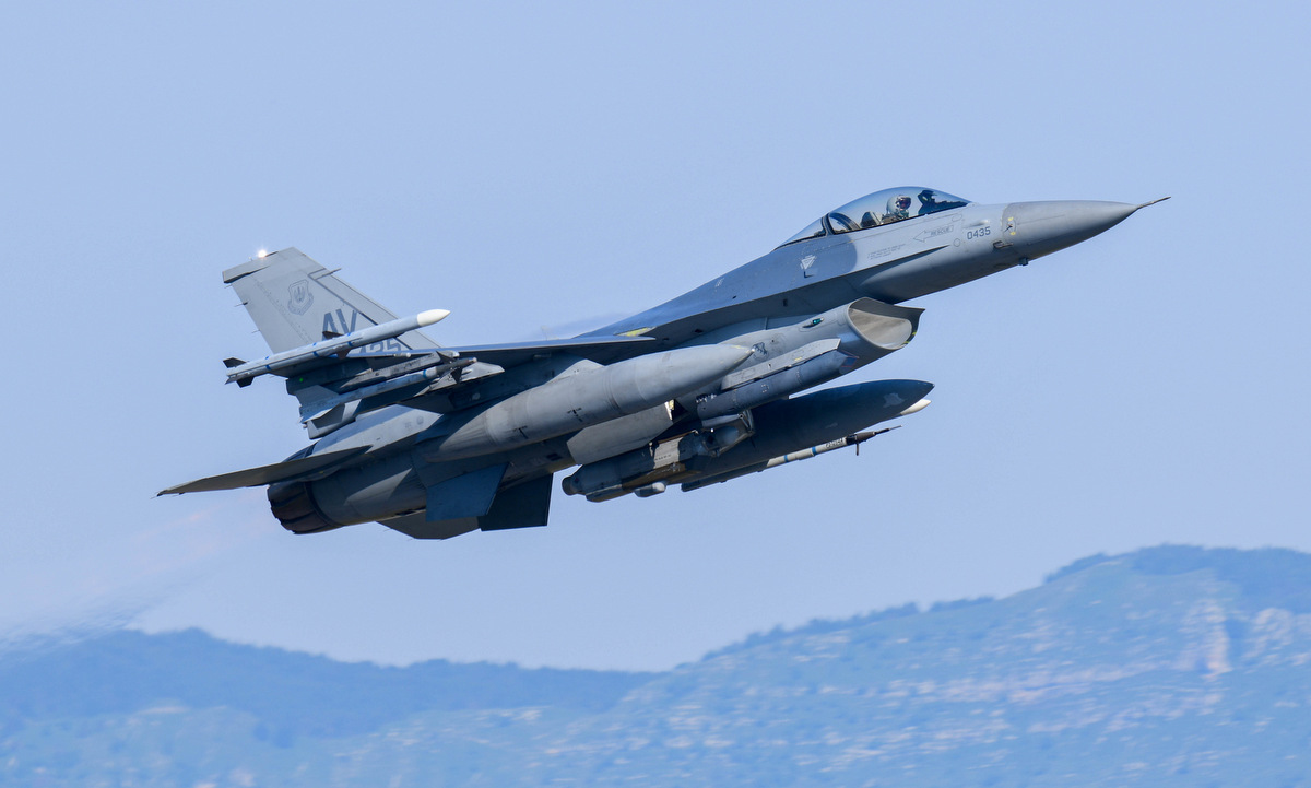 Tiêm kích F-16 Mỹ cất cánh huấn luyện tại Italy hồi tháng 6/2022. Ảnh: USAF