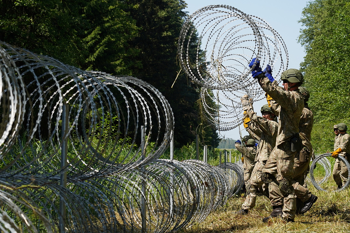 Binh sĩ Litva bố trí dây thép gai ở biên giới với Belarus tại Druskininkai hồi tháng 7/2021. Ảnh: Reuters