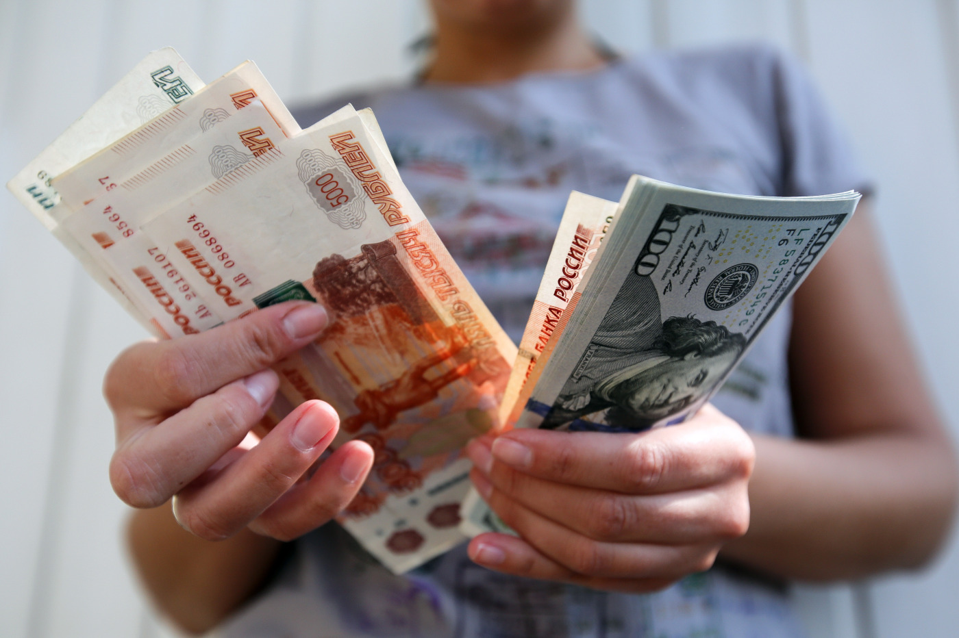 Ruble năm nay liên tục mất giá so với USD. Ảnh: Bloomberg