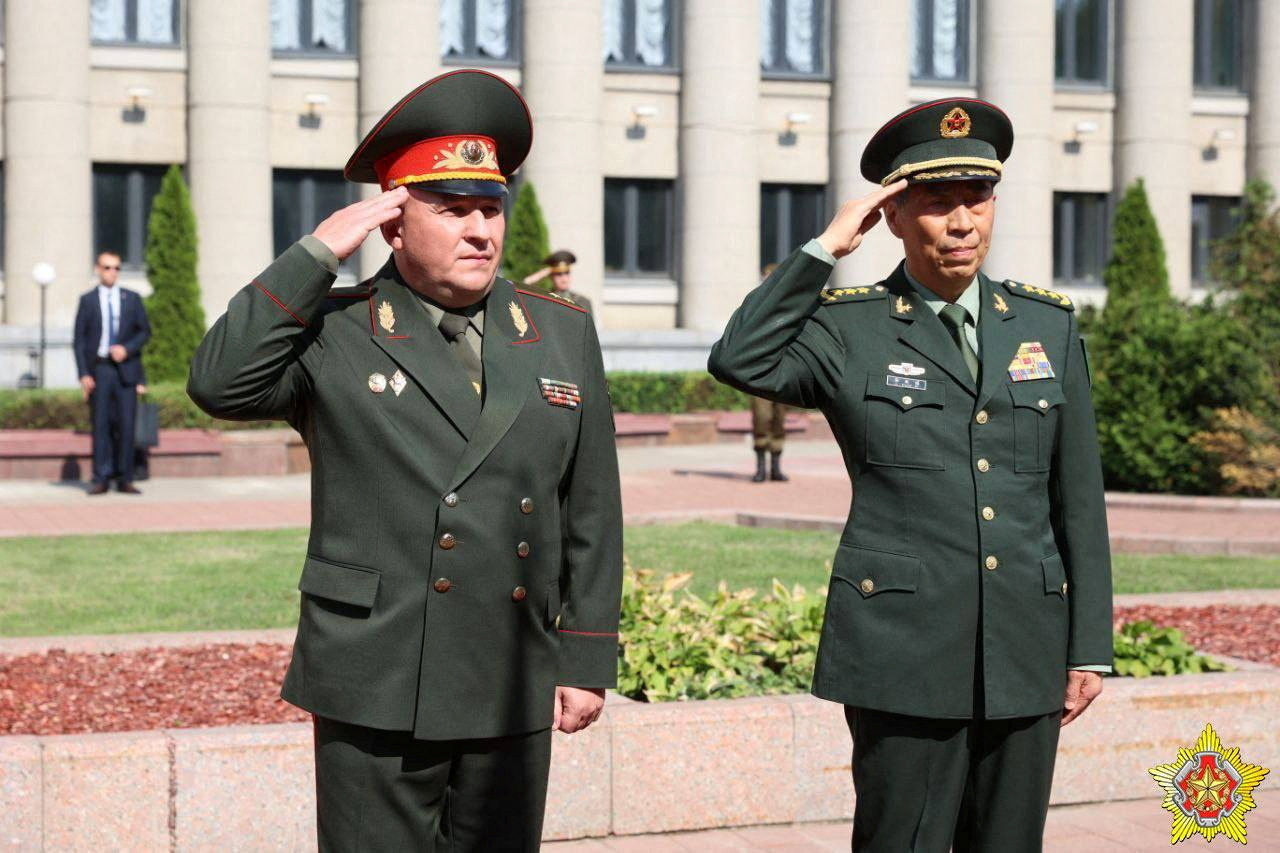 Bộ trưởng Quốc phòng Trung Quốc Lý Thượng Phúc (phải) và Bộ trưởng Quốc phòng Belarus Viktor Khrenin tại Minsk ngày 16/8. Ảnh: Reuters