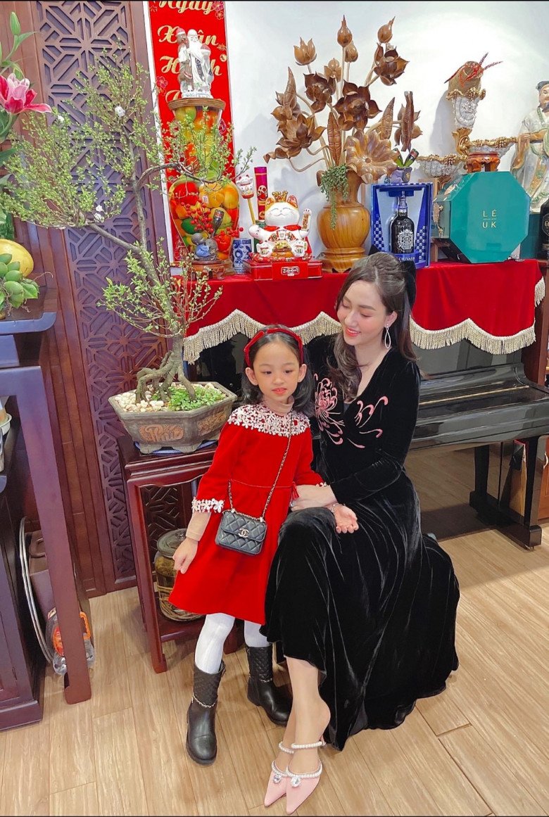 Á hậu bạn thân Đỗ Mỹ Linh khoe ảnh con gái 7 tuổi ăn mặc sành điệu, hưởng hết gen trội từ mẹ - 10