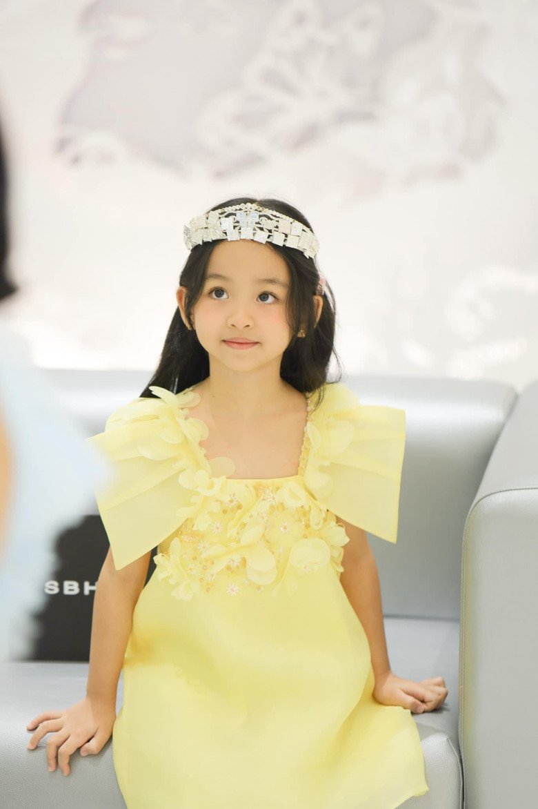 Á hậu bạn thân Đỗ Mỹ Linh khoe ảnh con gái 7 tuổi ăn mặc sành điệu, hưởng hết gen trội từ mẹ - 11